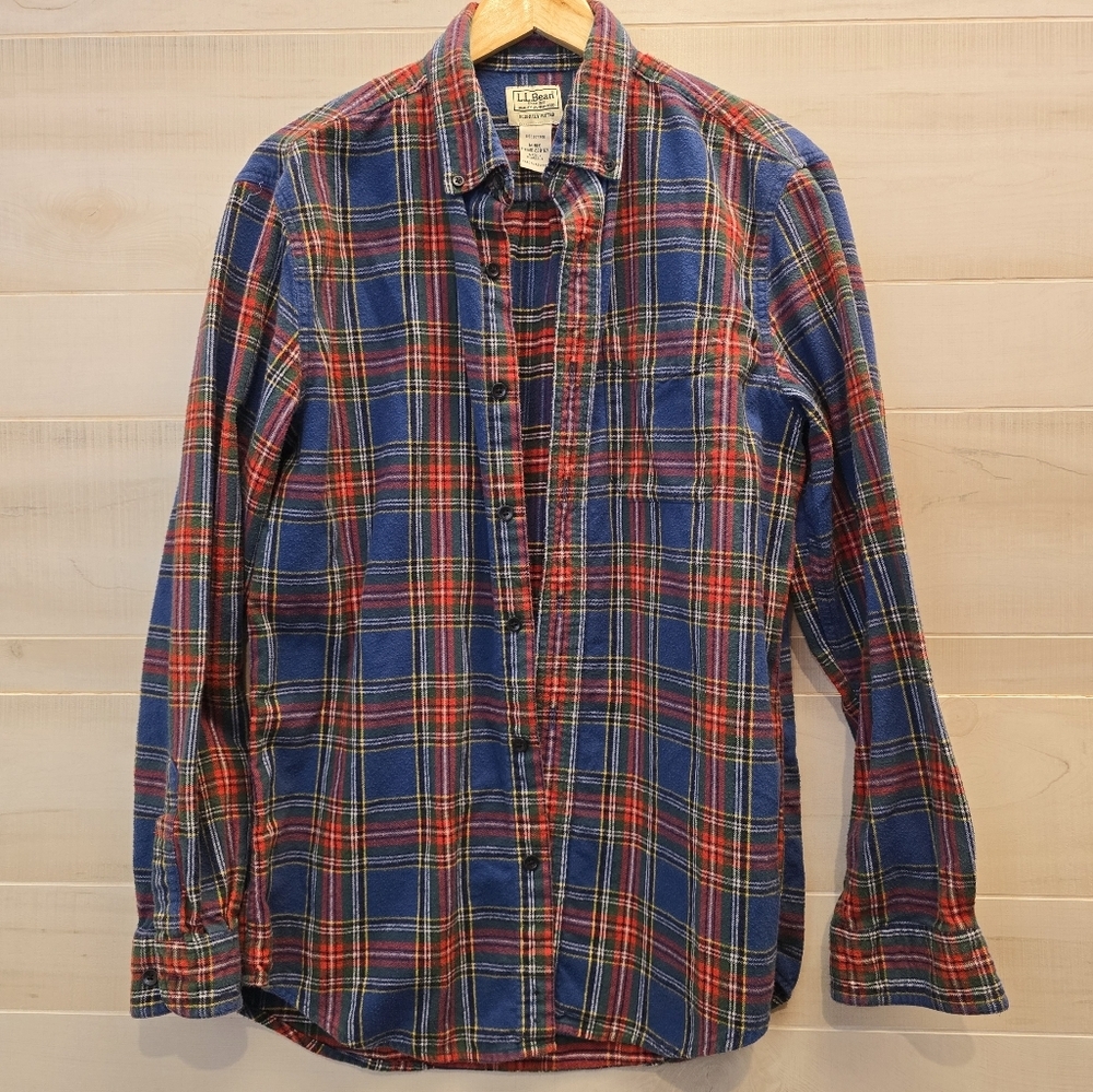 {M} L.L. Bean Men's Blue and Red Plaid Shirt Slightly Fitted Style